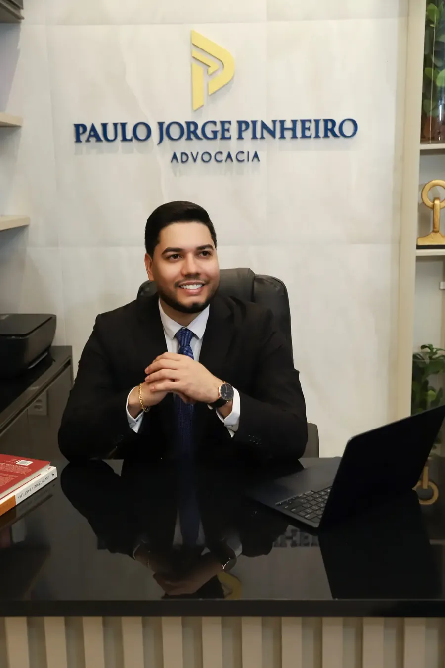 Dr. Paulo Jorge Pinheiro na sede do escritório, em São Raimundo Nonato
