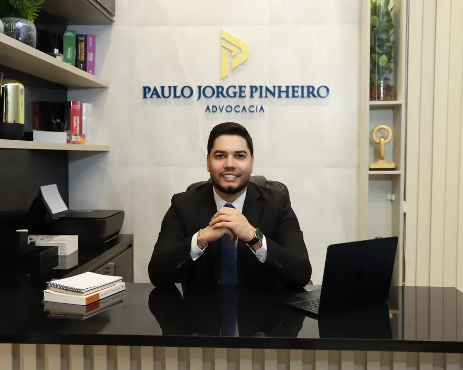 Dr. Paulo Jorge Braga Pinheiro em sua mesa no escritório